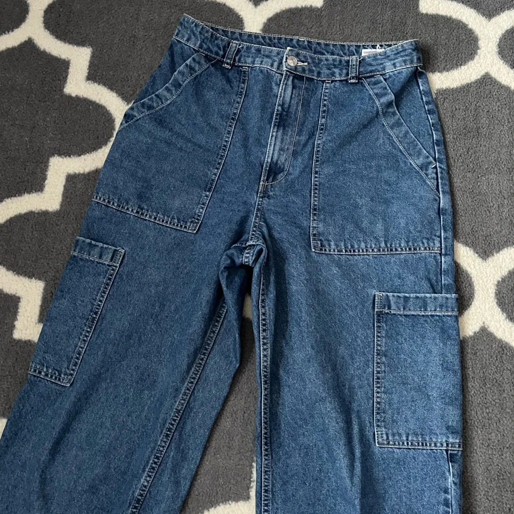 H&M DIVIDED Blue Denim cargo style women’s size 8 Jeans. Hi rise wide leg - Picture 1 of 12
